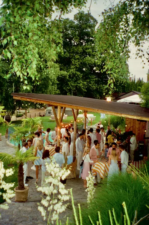 Gartenfest von Thell — Gäste zwischen Pergola, Lichterketten und Pool