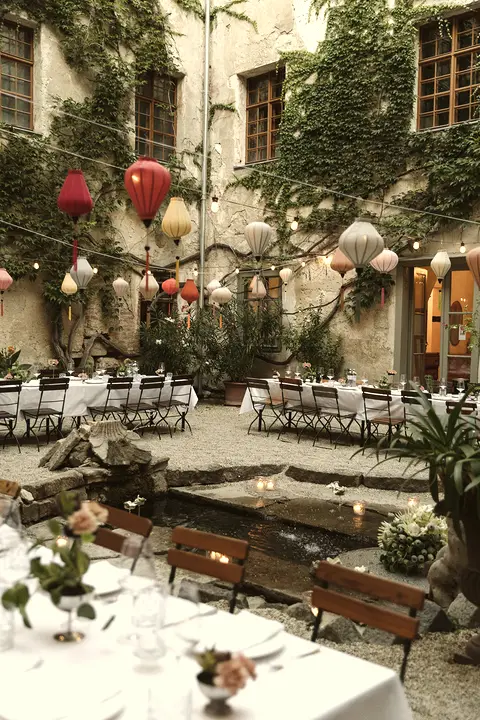 Innenhof mit Lampions und gedeckten Tafeln — ein Fest, das Thell bei dir ausgerichtet hat